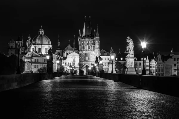 Natt på Karlsbron i Prag — Stockfoto