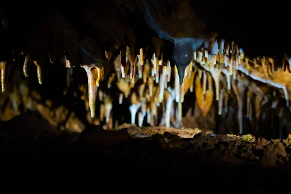 Verlichte pittoreske karstrotsformaties in Balcarka Cave, Moravië Karst, Tsjechië: Moravsky Kras, Tsjechië — Stockfoto