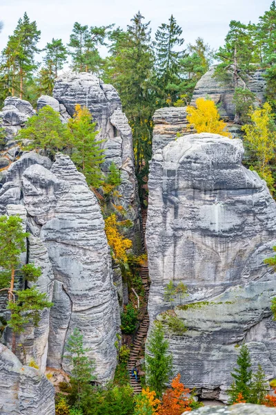 Formazione di rocce arenarie in una vibrante foresta autunnale — Foto Stock