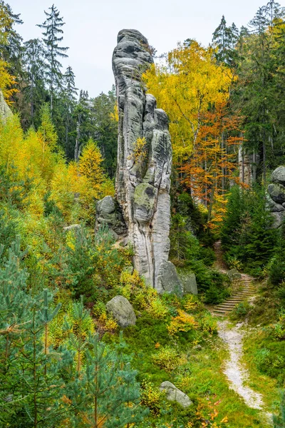Formazione di rocce arenarie in una vibrante foresta autunnale — Foto Stock