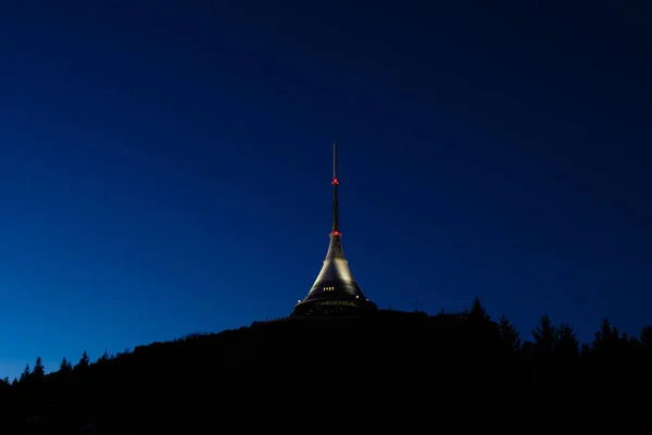 LIBEREC, CZESKA REPUBLIKA - LISTOPAD 06, 2020: Jested Mountain Hotel i nadajnik telewizyjny w pobliżu Liberca, Republika Czeska. Wieczór niebieski godzina fotografia — Zdjęcie stockowe