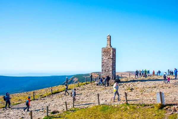 SNEZKA, MONTAGNE GIGANTI - 12 OTTOBRE 2019: Escursioni turistiche nelle montagne giganti, Repubblica Ceca: Krkonose. Vista da Snezka - la montagna più alta. Repubblica ceca e Polonia — Foto Stock