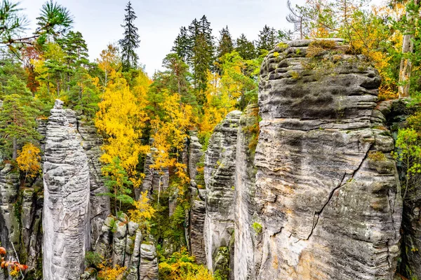 Paisagem de outono colorido e pedras de arenito — Fotografia de Stock