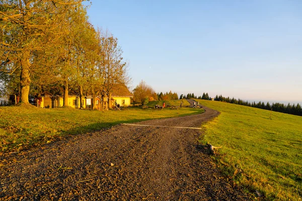 Paisaje otoñal y carretera rural al atardecer —  Fotos de Stock