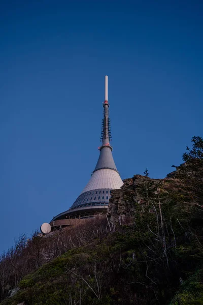 LIBEREC, CZESKA REPUBLIKA - LISTOPAD 06, 2020: Jested Mountain Hotel i nadajnik telewizyjny w pobliżu Liberca, Republika Czeska. Wieczór niebieski godzina fotografia — Zdjęcie stockowe