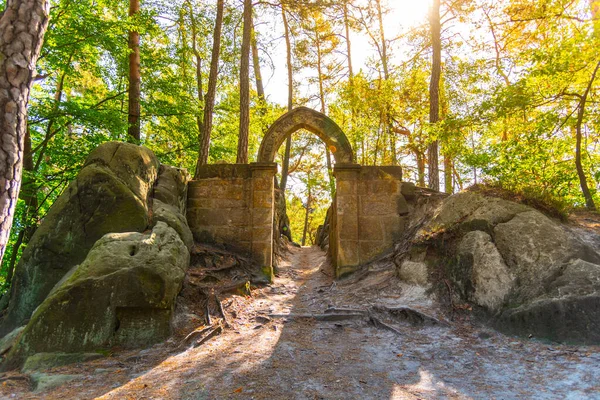 Ruiny kamiennej bramy z łukiem gotyckim — Zdjęcie stockowe