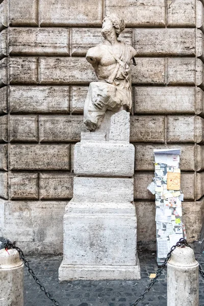 ROMA, ITALIA - 09 MAGGIO 2019: Pasquino - la più famosa delle sei statue parlanti di Roma — Foto Stock