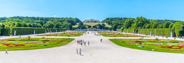 VIENNA, AUSTRIA - 23 LUGLIO 2019: La Gloriette nei Giardini di Palazzo Schonbrunn, Vienna, Austria. — Foto Stock