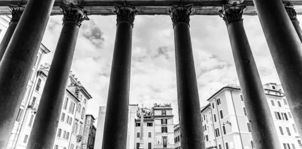 Колонны римского пантеона — стоковое фото