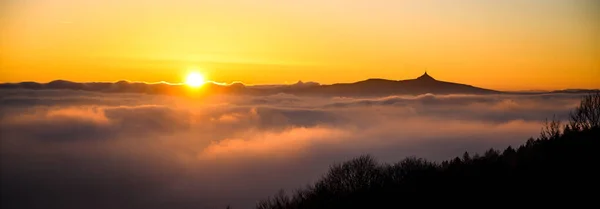 Jested cume pôr do sol panorama — Fotografia de Stock