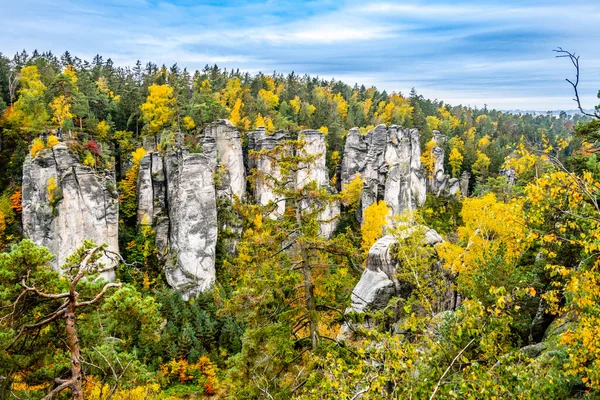 Renkli sonbahar manzarası ve kumtaşı kayaları — Stok fotoğraf