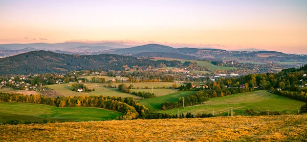 Hügellandschaft im Herbst bei Sonnenuntergang — Stockfoto