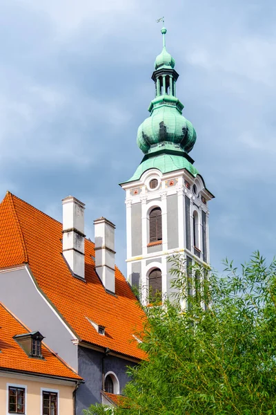 Campanario de la iglesia en Cesky Krumlov — Foto de Stock