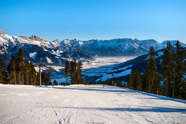 Ski alpin par une journée ensoleillée d'hiver — Photo