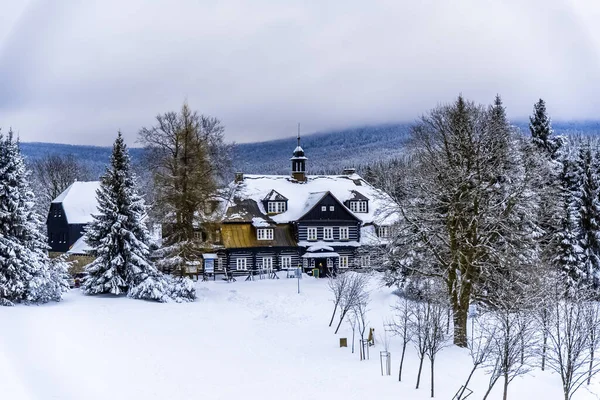 Berghütte Samalova - altes hölzernes Jagdschloss auf Nova Louka bei Bedrichov, Isergebirge, Tschechische Republik — Stockfoto