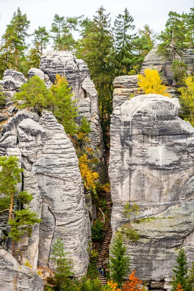 Formazione di rocce arenarie in una vibrante foresta autunnale — Foto Stock