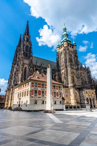 Prags slott Obelisk i St Vitus katedralen — Stockfoto