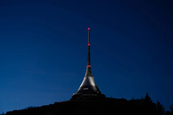 LIBEREC, REPÚBLICA CHECA - 06 DE NOVIEMBRE DE 2020: Transmisor Jested Mountain Hotel y TV cerca de Liberec, República Checa. Noche azul hora fotografía —  Fotos de Stock