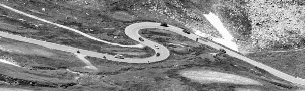 Гірський асфальтовий дорожній змій — стокове фото