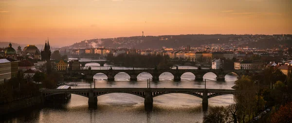 Празькі мости в сонячний осінній ранок — стокове фото