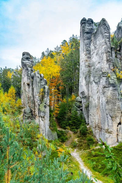 Sandsten klippformation i livlig höstskog — Stockfoto