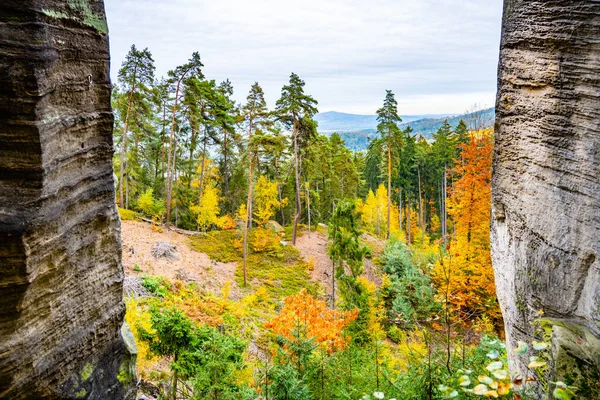 Красочные осенние пейзажи и песчаники — стоковое фото