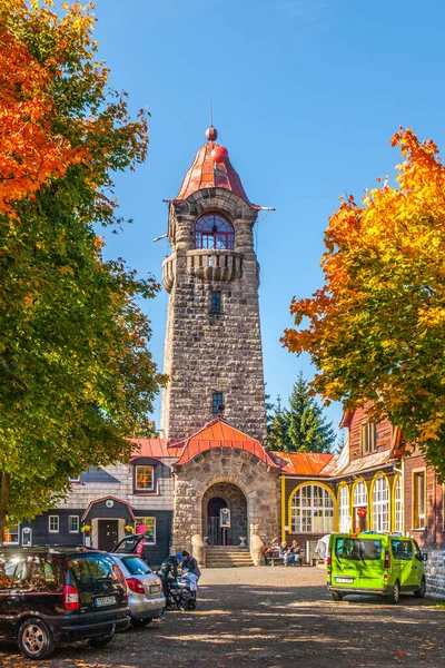 CERNA STUDNICE - OUTUBRO 11, 2015: Cerna Studnice - torre de vigia de pedra nas Montanhas Jizera, República Checa. Dia de outono ensolarado — Fotografia de Stock