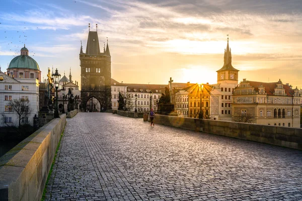 Východ slunce na Karlově mostě v Praze — Stock fotografie