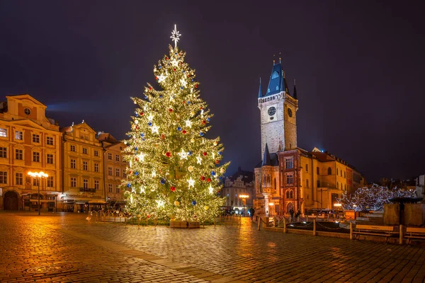 PRAAG, TSJECHIË - DECEMBER 21, 2020: Kersttijd in Praag. Decorated Christmas tree and Old Town Hall on Old Town Square, Tsjechië: Staromestske namesti, Praag, Tsjechië — Stockfoto
