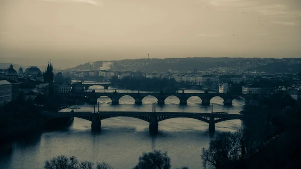 Praag bruggen in de zonnige herfst ochtend — Stockfoto