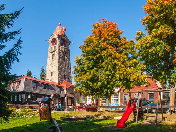 CERNA STUDNICE - 11 de octubre de 2015: Cerna Studnice - torre de observación de piedra en las montañas Jizera, República Checa. Día de autunm soleado —  Fotos de Stock