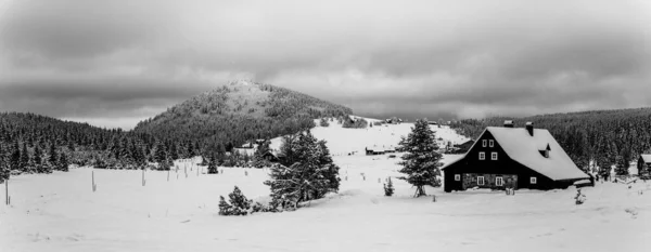 Jizerka Village e Bukovec Mounain in inverno — Foto Stock