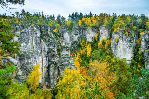 Paisagem de outono colorido e pedras de arenito — Fotografia de Stock