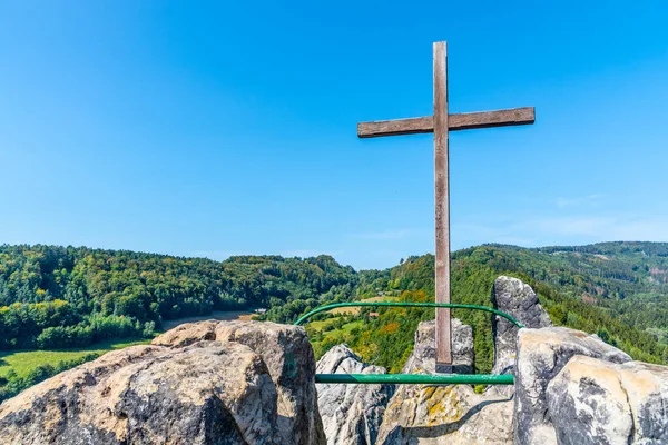 Wooden cross on the top rock — Stock Photo, Image