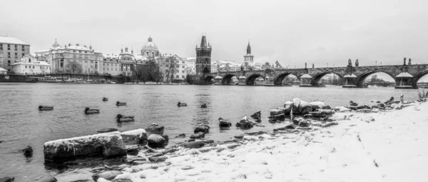 Pont Charles et rivière Vltava en hiver — Photo