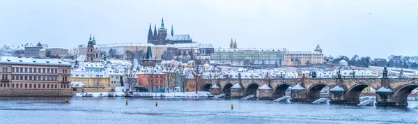 Zimní panoramatický panoramatický výhled na Prahu — Stock fotografie