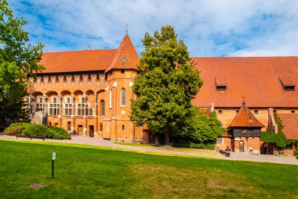 Капелла Великих Мастеров. Внешний вид с двора. Замок Мальборк, Польша — стоковое фото