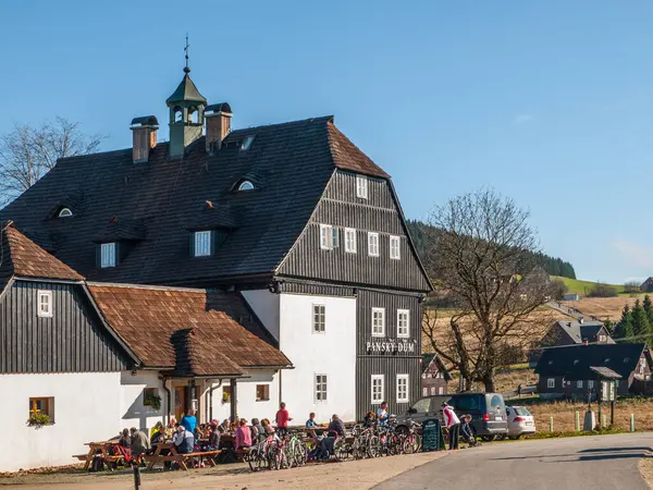 JIZERKA, CZECH REPUBLIC - OCTOBER 19, 2014: Pansky dum Hotel and restaurant in Jizerka village, Czech Republic — стокове фото