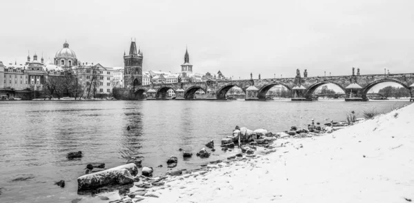 Pont Charles et rivière Vltava en hiver — Photo