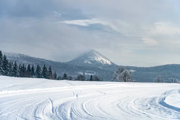 Zimní kopcovitá krajina Lužických hor — Stock fotografie