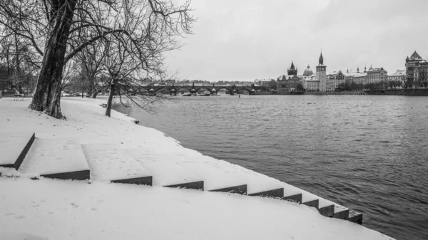 Pont Charles et rivière Vltava en hiver — Photo