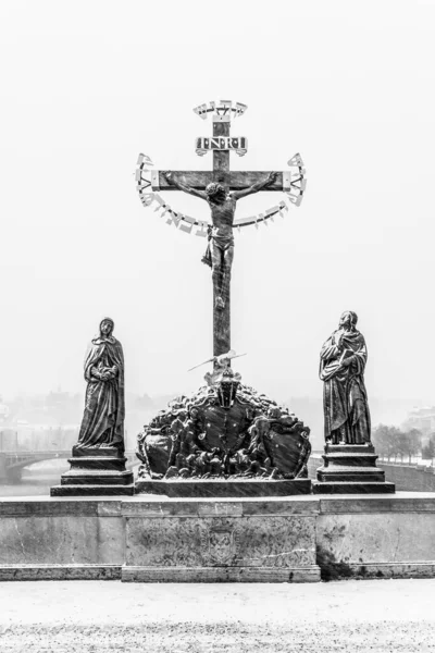 Estátua de crucifixo na Ponte Charles em Praga — Fotografia de Stock