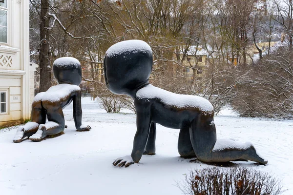 PRAGA, REPUBBLICA CECA - 14 GENNAIO 2021: Neonati - Insediamenti in bronzo sull'isola di Kampa a Praga, Repubblica Ceca. Artista: David Cerny. Sculture coperte di neve in inverno — Foto Stock