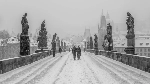 Burza śnieżna na moście Karola w Pradze — Zdjęcie stockowe