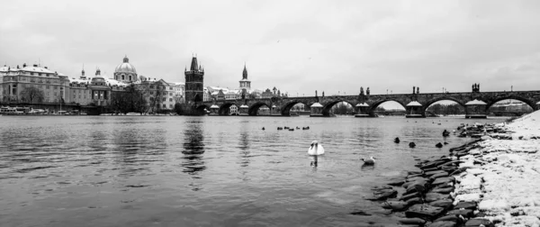 Pont Charles et rivière Vltava en hiver — Photo