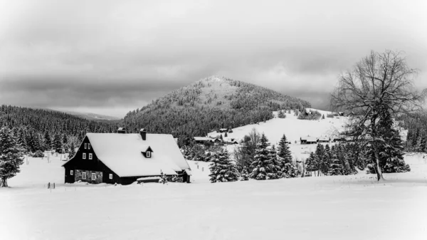 Jizerka Village i Bukovec Mounain w zimie — Zdjęcie stockowe