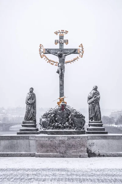 Statue crucifix sur le pont Charles à Prague — Photo