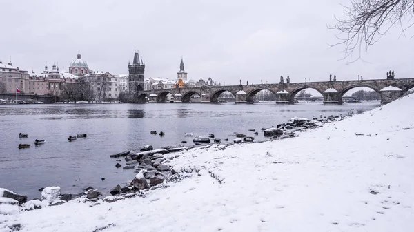 Pont Charles et rivière Vltava en hiver — Photo