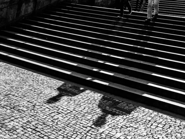 Тінь двох чоловіків, що йдуть сходами — стокове фото