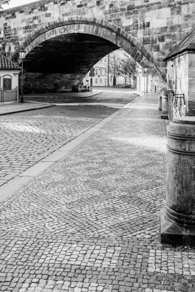 Calle empedrada bajo el puente — Foto de Stock